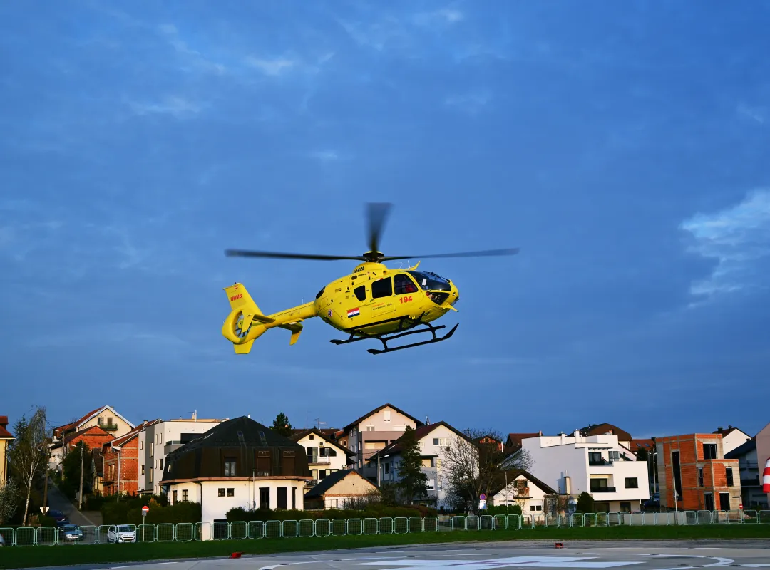 Helikopter hitne medicinske službe slijeće na helidrom pokraj stambenih kuća