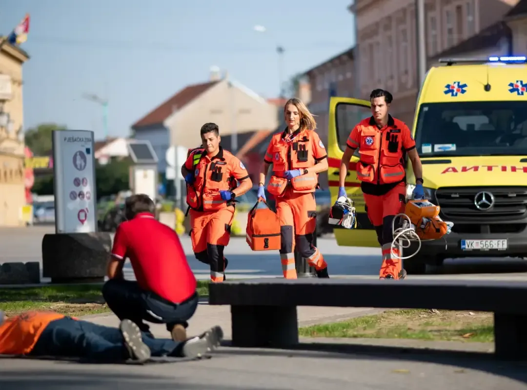 Tim hitne medicinske službe na intervenciji pokraj vozila hitne pomoći